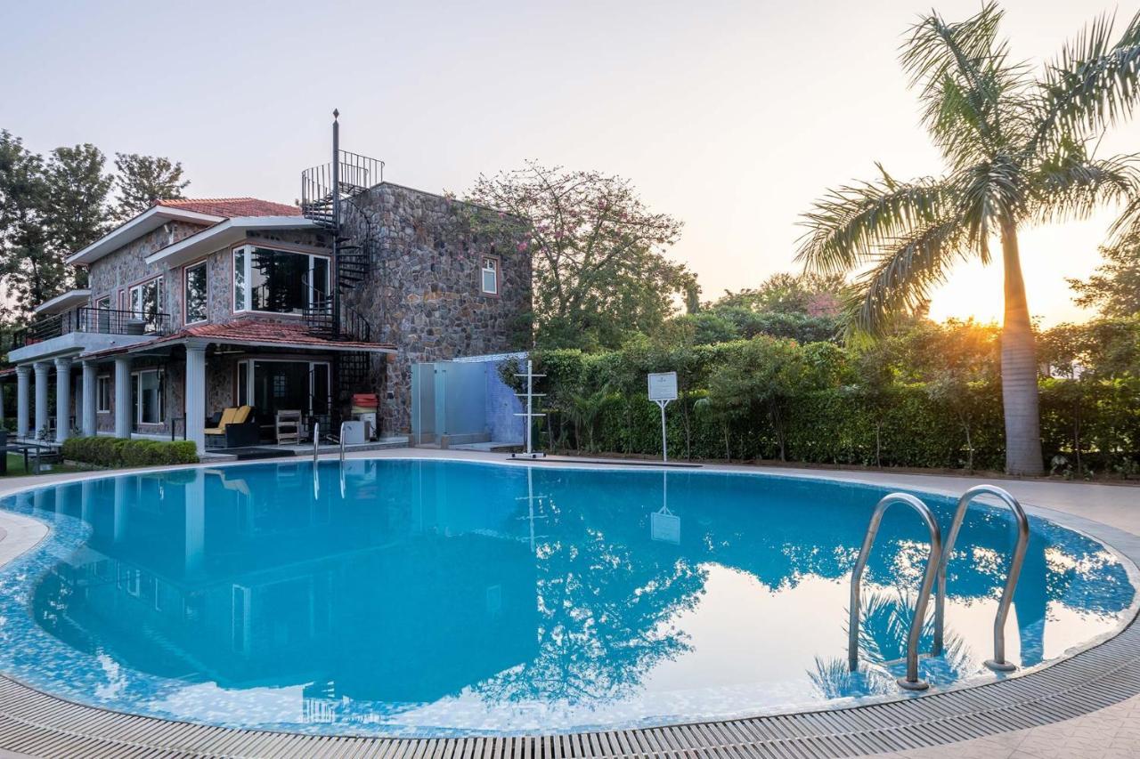 Stayvista At The Banyan Abode With Pool Table, Pet Friendly & Outdoor Pool Manesar Exterior photo